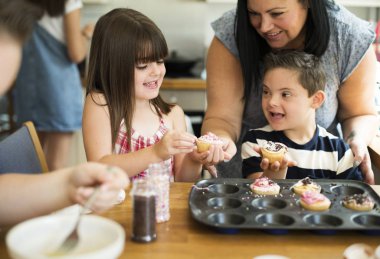 Aile ile taze ev yapımı cucakes