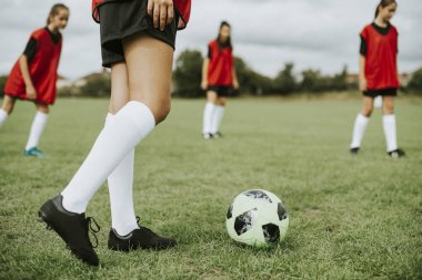 Sahada oynayan genç futbol takımı
