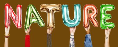 Balonlar kelime gösteren eller