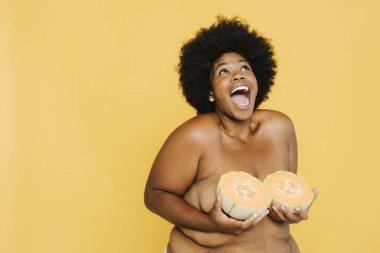 Afrika kökenli Amerikalı kadınla Curvy: kavun