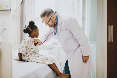 Küçük bir kız kalp atışlarına dinleme doktor