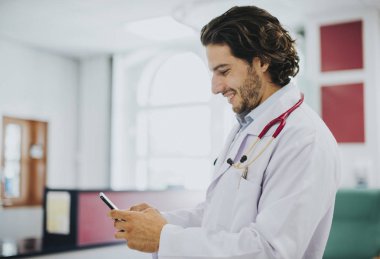 Erkek doktor onun smartphone kullanarak