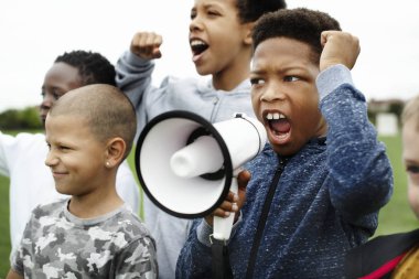 Genç çocuk bir megafon bir protesto bağırarak
