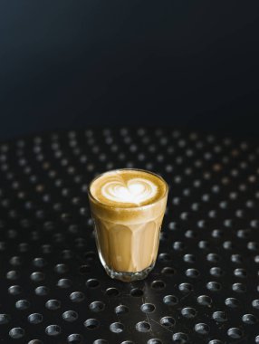 Bir bardak kahve bir tablo