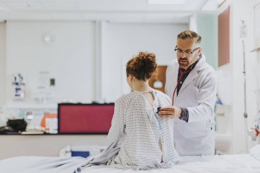 Bir hastanın tıbbi bir araştırma yapıyor Doktor