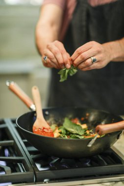 Bir vegan makarna yemek pişirme Şef