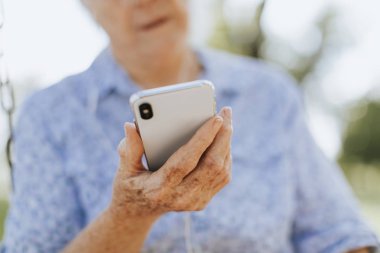 Kulaklık üzerinden müzik kadın kıdemli