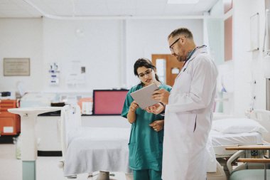 Doktor ve hemşire tıbbi bir durum tartışıyor