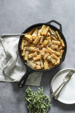 Ev yapımı vegan Mac n peynir pişmiş.