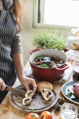 Kadın mutfakta mantar Dilimleme