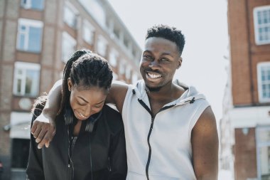 Bir yolda uğraşırken mutlu atletik çift