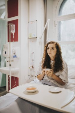 Hafif bir yemek hastane yatağında olan hasta