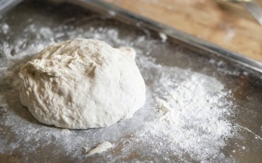 Bir tepsi un ile hamur