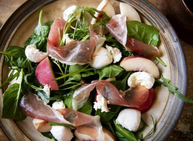 Parma jambonu ve mozarella peynir gıda fotoğrafçılığı ile ıspanak salatası