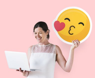 Bir ifade öpüşme ve bir dizüstü bilgisayar kullanarak tutan kadın