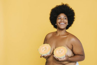 Afrika kökenli Amerikalı kadınla Curvy: kavun
