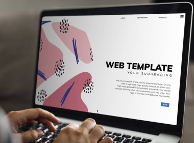 Bir web şablonu laptop üzerinde çalışıyor