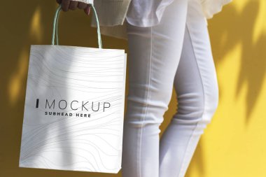 Bir alışveriş çantası mockup tutan kadın