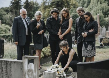 Aile mezarına çiçek Döşeme