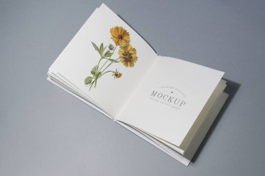 Orta kat kitap mockup çiçek çizim ile