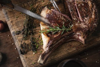 Tahta bir yemek tarifi üzerinde Tomahawk bifteği.