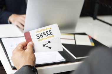 Word Yapışkan notu üzerinde yazılı paylaşımı