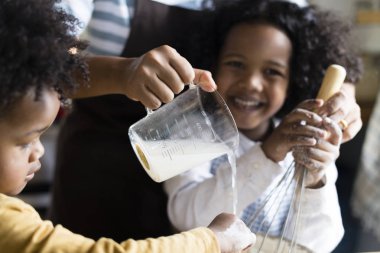 Onların anne ile pişirme kardeşler