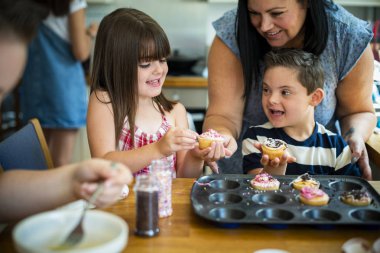 Aile ile taze ev yapımı cucakes