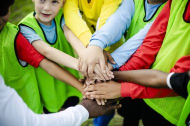Bir maçtan önce eller istifleme genç futbol takımı