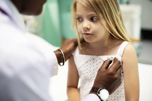 Pediatra Midiendo Temperatura Una Niña — Foto de Stock