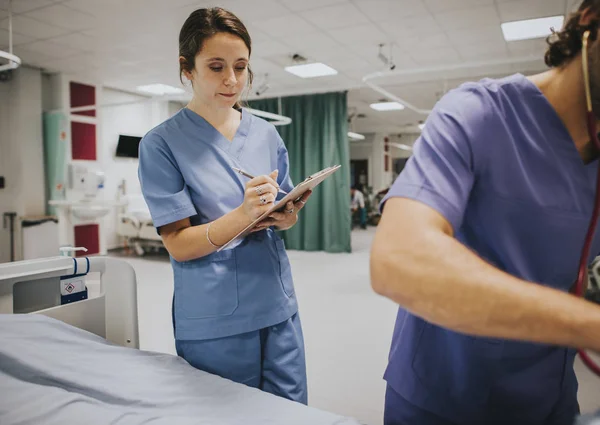 Jeune Infirmière Prenant Des Notes — Photo