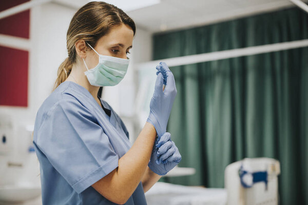 Женщина-медсестра в маске в перчатках