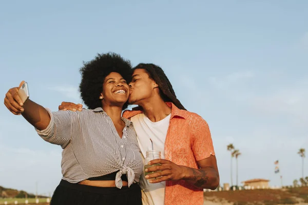 Lovely Couple Taking Selfie Beach — Stock Photo, Image