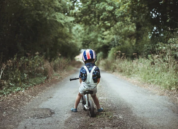 Joven Niño Montando Una Bicicleta —  Fotos de Stock