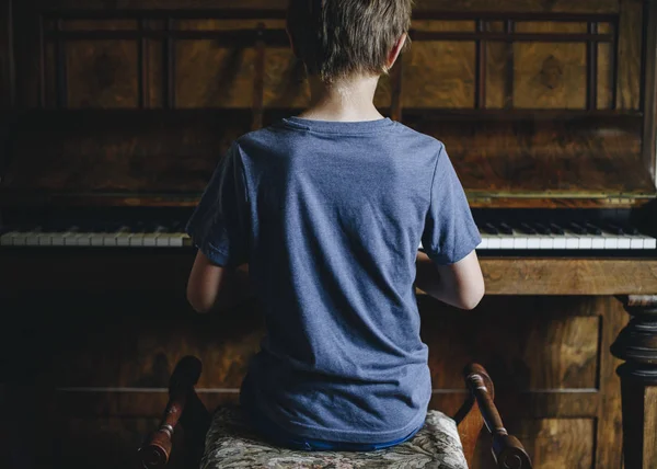Niño Tocando Piano — Foto de Stock
