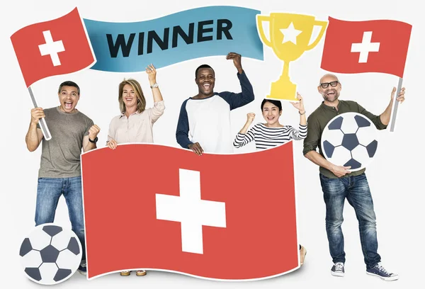Rozmanité Fotbaloví Fanoušci Drží Švýcarská Vlajka — Stock fotografie