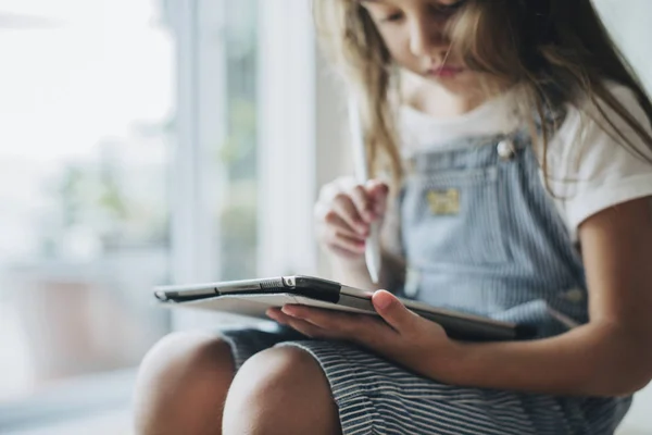 Fiatal Lány Segítségével Digitális Tabletta — Stock Fotó
