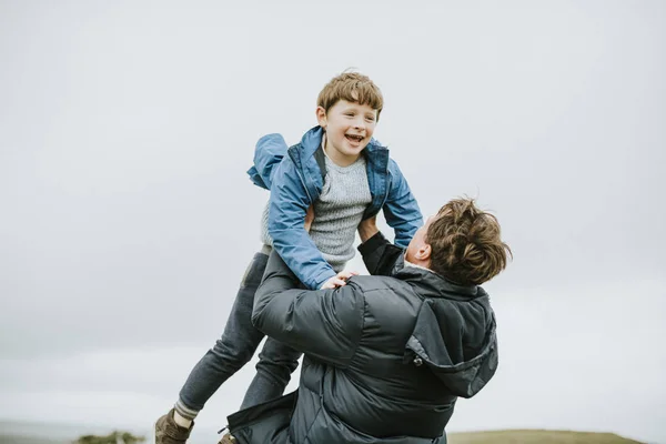 Feliz Padre Hijo Disfrutando Juntos — Foto de Stock