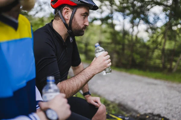 Ciclista Descansando Bebiendo Agua Bosque — Foto de Stock