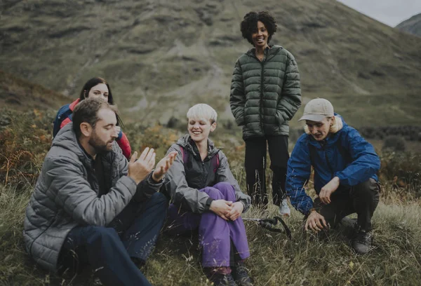 Vrienden Nemen Van Een Pauze Terwijl Een Wandeling — Stockfoto