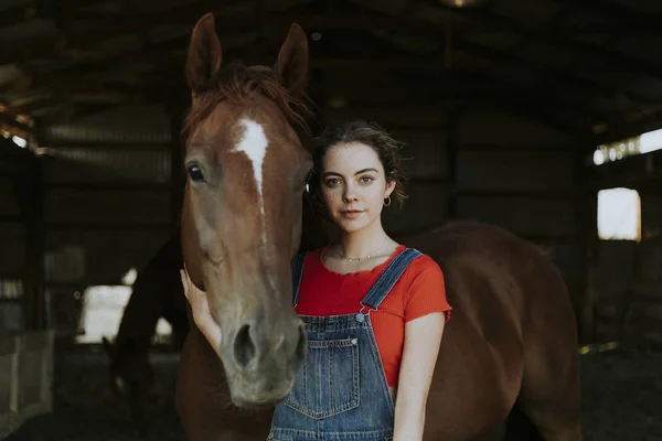 Портрет Девушки Лошади — стоковое фото