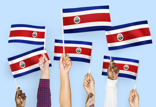 Manos Ondeando Las Banderas Costa Rica —  Fotos de Stock