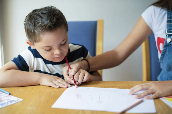 Chica Ayudando Hermano Dibujar — Foto de Stock