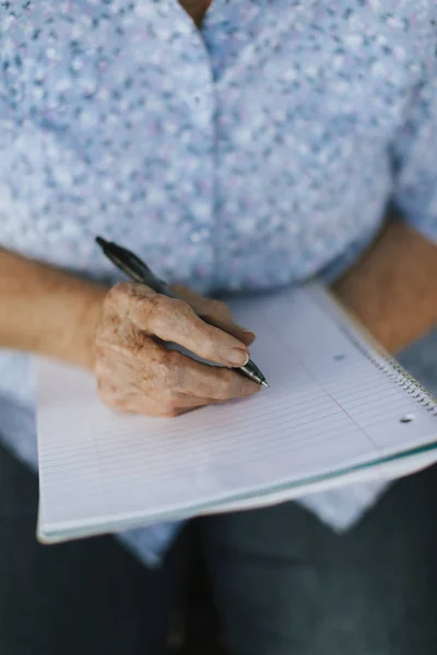 Ανώτερη Γυναίκα Γράφει Τις Αναμνήσεις Της Ένα Σημειωματάριο — Φωτογραφία Αρχείου