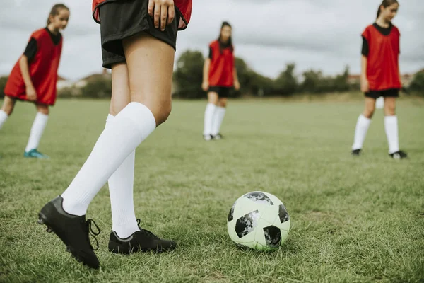 Sahada oynayan genç futbol takımı