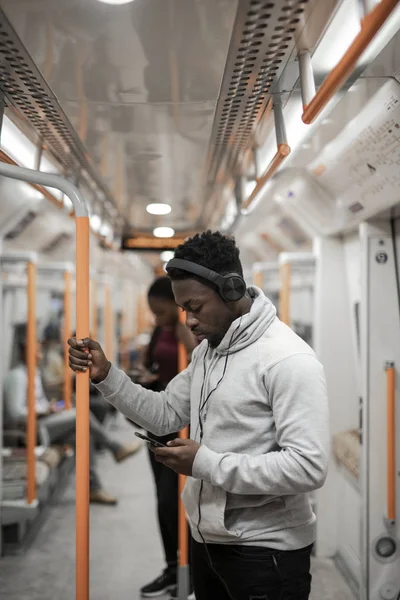 Pasajero Pie Escuchando Música Tren — Foto de Stock