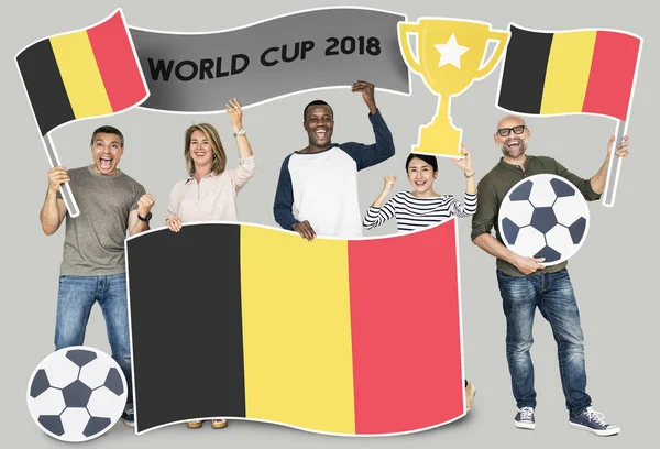 Разнообразные Футбольные Болельщики Флагом Бельгии — стоковое фото