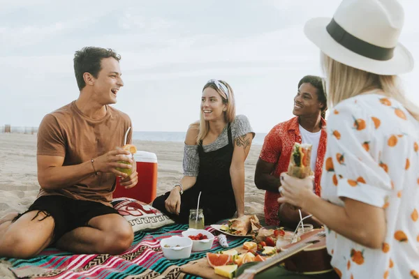 Amigos Comendo Comida Piquenique Praia — Fotografia de Stock