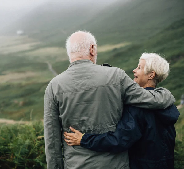 Feliz Pareja Ancianos Disfrutando Una Vista Impresionante — Foto de Stock