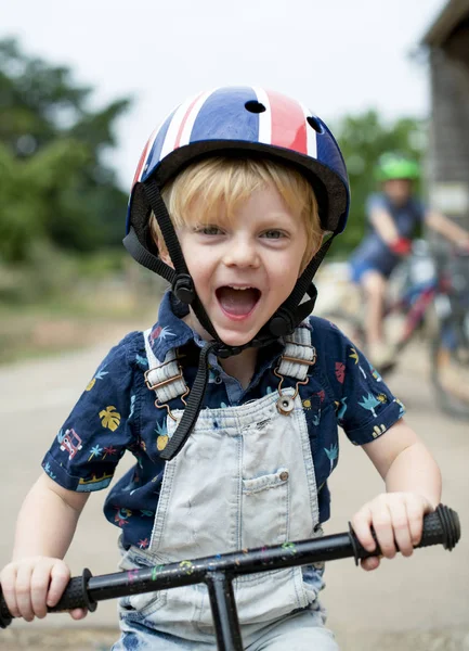 Rapaz Andar Bicicleta — Fotografia de Stock